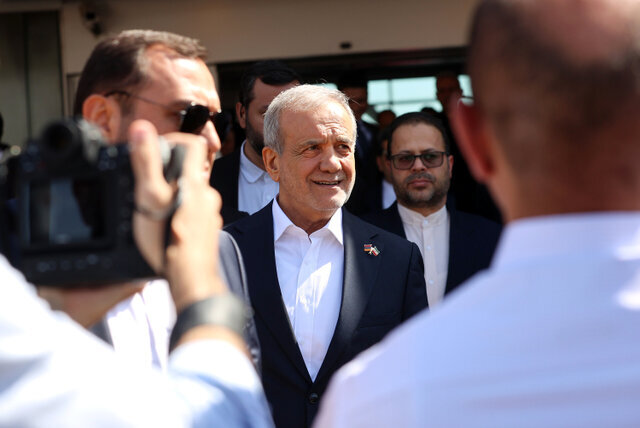 حمله کارشناس صداوسیما به پزشکیان برای سفر به ارمنستان؛ مجری برنامه ثریا مواضع رییس جمهور را به سخره گرفت! حمله کارشناس صداوسیما به پزشکیان برای سفر به ارمنستان؛ مجری برنامه ثریا مواضع رییس جمهور را به سخره گرفت!