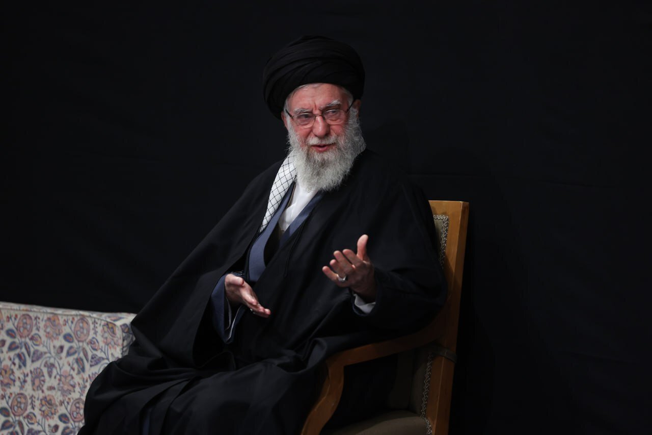 تصاویر خاص از رهبرانقلاب در اولین شب از ایام شهادت حضرت زهرا(س) + عکس