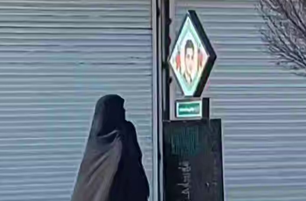 ببینید | مادری که در سکوت، مقابل تابلوی فرزند شهیدش ایستاد ببینید | مادری که در سکوت، مقابل تابلوی فرزند شهیدش ایستاد