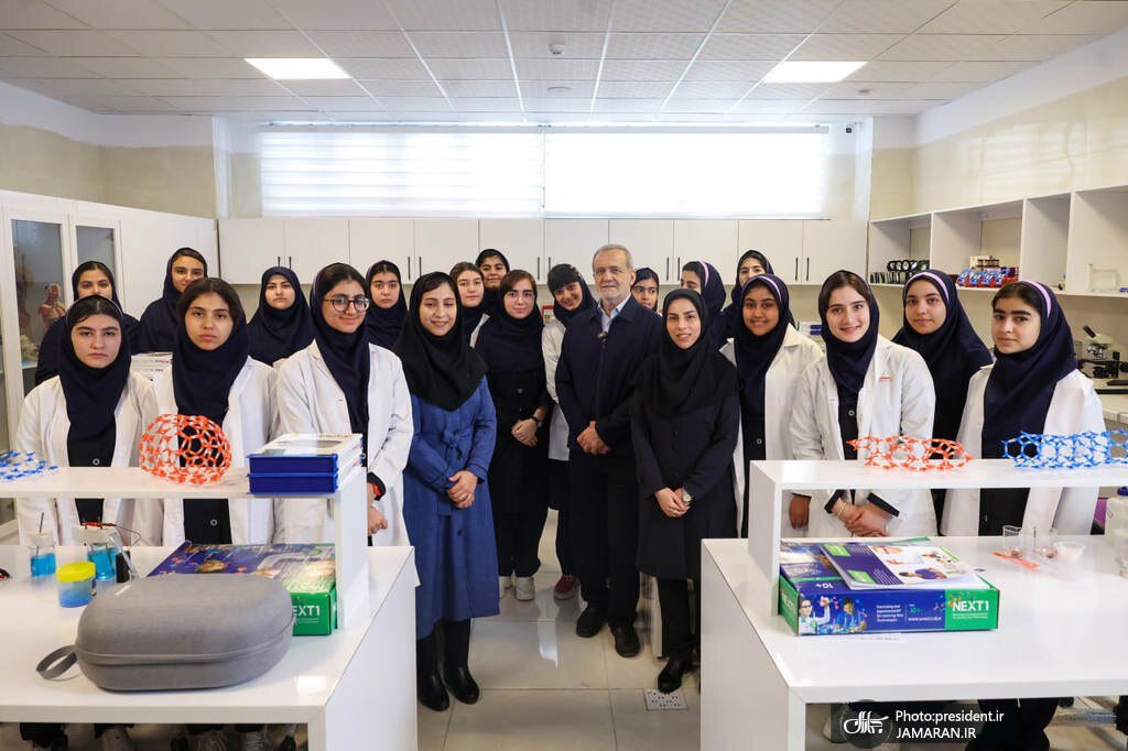 عکس خاص پزشکیان در بین دخترهای دبیرستانی در شهریار + تصویر